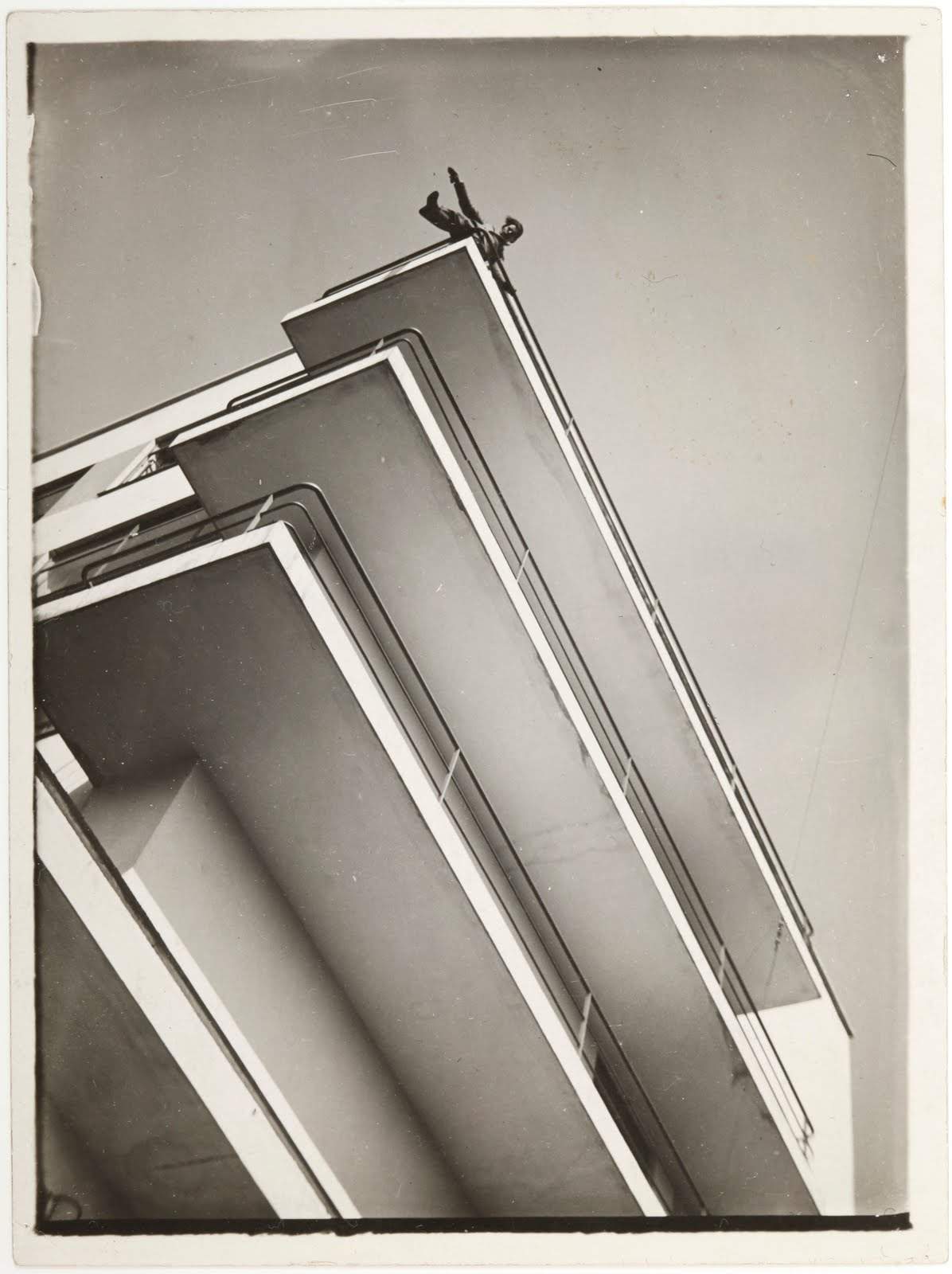 Xanti Schawinsky on a Bauhaus balcony — Ласло Мохой-Надь